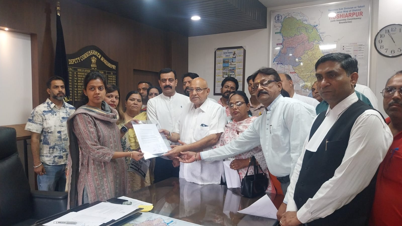 BJP handed over a memorandum to the District Magistrate in the matter of expelling illegal Pakistanis from the country